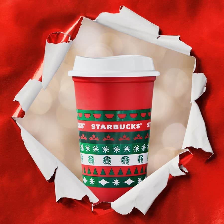 image Starbucks Starbucks presento sus nuevos vasos con disenos en rojo y verde para celebrar la llegada de la proxima Navidad 4