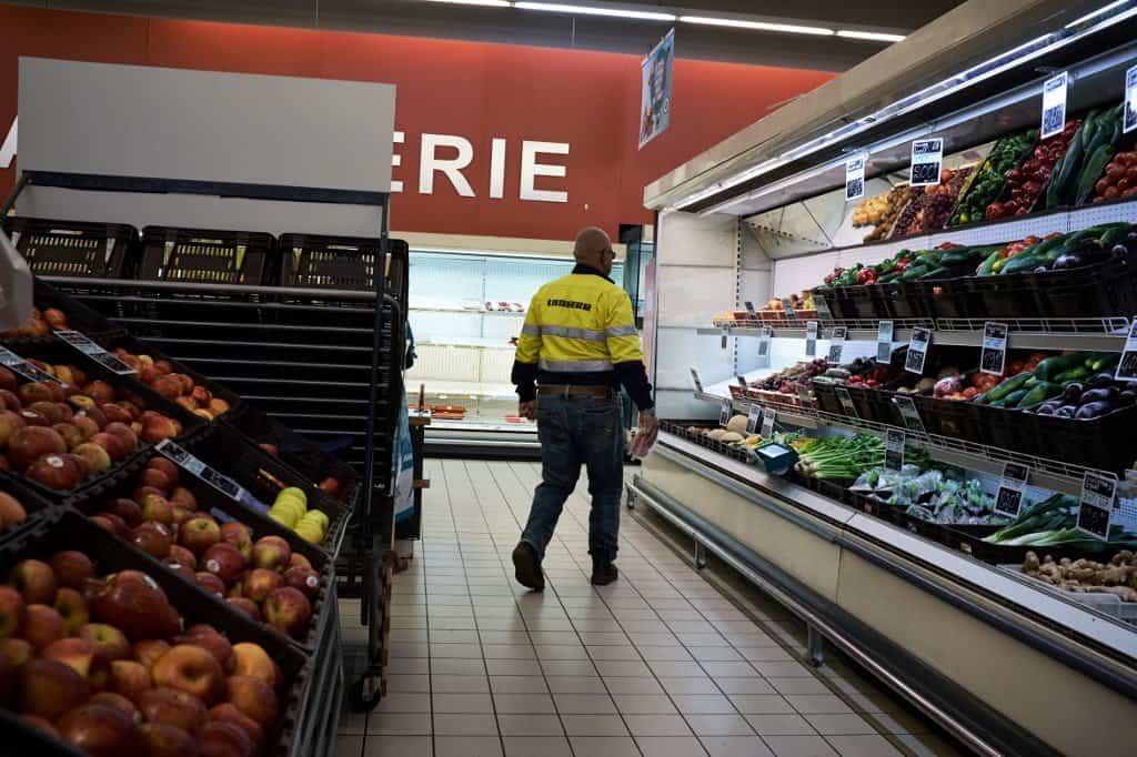 Francia: el primer ministro anunció que se prohíbe la venta en supermercados de productos que no sean esenciales