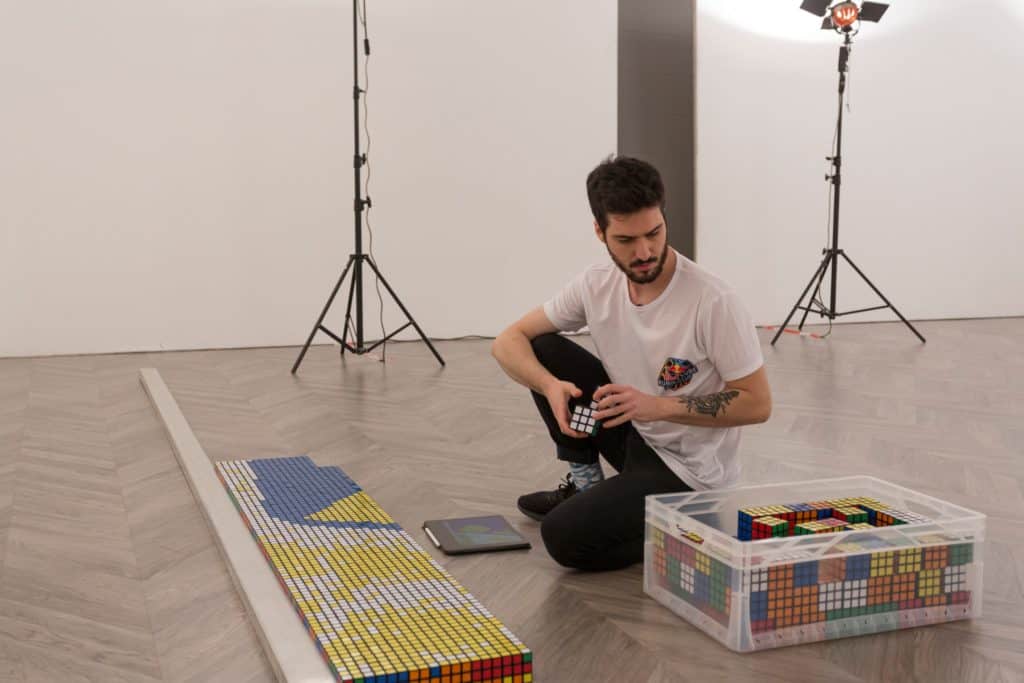 Un artista italiano creó un mosaico utilizando más de 6000 cubos Rubik