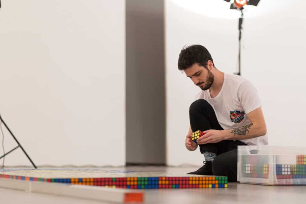 Un artista italiano creó un mosaico utilizando más de 6000 cubos Rubik