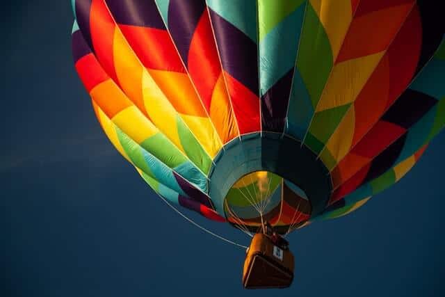 image volar en globo aerostático jesse gardner NqBI4MyamsI unsplash 1 1