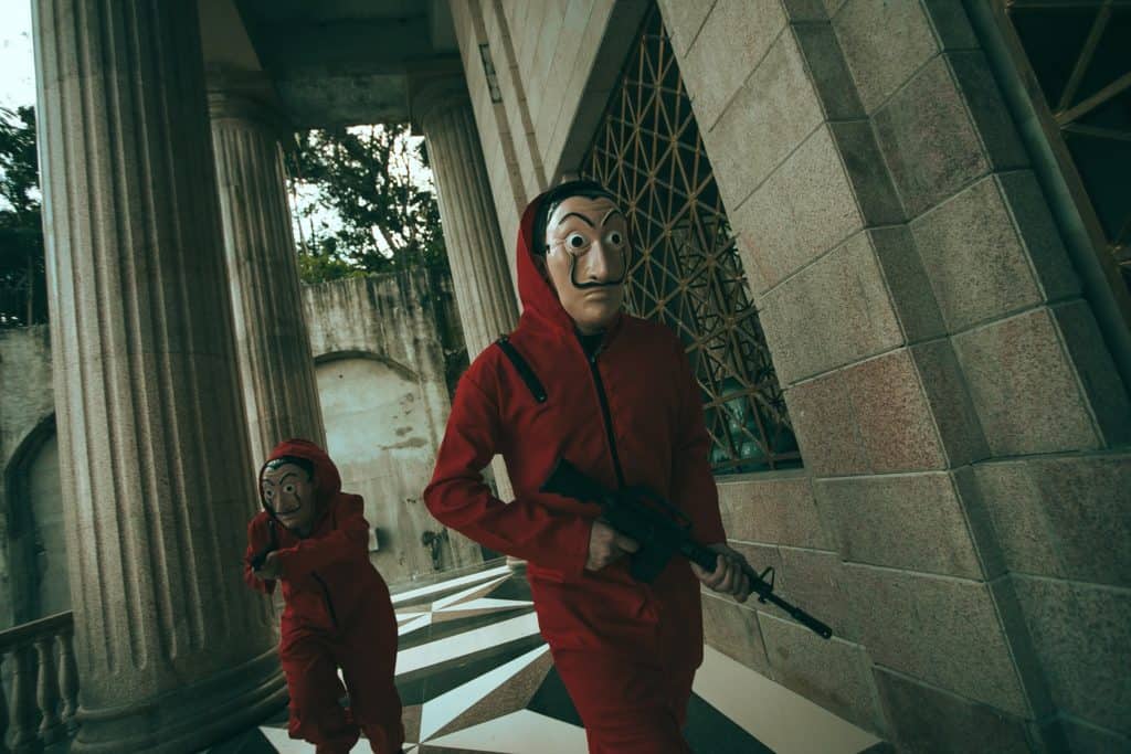 Una pareja recreó escenas de 'La casa de papel' para la sesión de fotos previa a su boda