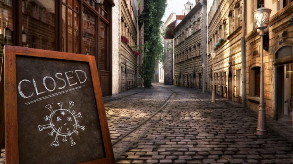  El diccionario Collins, o Collins English Dictionary, anunció cuál es la "Palabra del año" para este 2020 y, no importa si hablamos un idioma diferente, es una con la que todas las personas nos podemos identificar. La palabra elegida es Lockdown, que en español quiere decir confinamiento, y resume una gran parte de lo que vivimos en este año tan atípico.  El diccionario Collins define lockdown como "la imposición de estrictas restricciones a los viajes, la interacción social y el acceso a los espacios públicos". El uso de esta palabra, en relación con el año 2019, aumento un 6000%. El diccionario cuenta con un registro que contiene información de las palabras usadas tanto en materiales escritos, como páginas web, libros electrónicos y sitios de noticias, así como también en contenido sonoro, como radio, televisión y más. De acuerdo a este registro, en 2019 la palabra se utilizó alrededor de 4000 veces, mientras que en 2020 ya cuenta con 250000, según informó el sitio de noticias The Guardian.   El diccionario Collins anunció cuál es su 'palabra del año' y es una con la que todas las personas nos podemos identificar Foto de Gary Butterfield en Unsplash  Por supuesto, teniendo en cuenta el contexto de pandemia en el que estamos viviendo en el transcurso de este 2020, no es la única palabra relacionada a este tema que fue usada. "El lenguaje es un reflejo del mundo que nos rodea y en 2020 fue dominado por la pandemia", dijo Helen Newstead, consultora del contenido lingüístico en Collins. "Hemos elegido 'confinamiento' como nuestra palabra del año porque encapsula la experiencia compartida de billones de personas que han tenido que restringir su vida diaria para contener el virus", agregó.  Las otras palabras que están relacionadas a la pandemia y que se encuentran el top 10 de este año de Collins son: coronavirus, social distancing (distancia social), self isolate (auto aislamiento) y key worker (trabajador clave). Newstead explicó el confinamiento modificó el modo que teníamos de hacer las cosas cotidianas. "El confinamiento afecto la forma en la que trabajamos, estudiamos, compramos y socializamos. Con muchos países entrando en un segundo confinamiento, no es una palabra del año para celebrara pero, quizás, es una que resume el año para la mayor parte del mundo".  En este sentido es importante destacar que en el continente europeo está teniendo lugar una segunda ola de contagios de coronavirus con varios de sus países tomando medidas más restrictivas. Entre estas se encuentran el regreso de los confinamientos, ya sea a nivel nacional o local.  Para más noticias como esta ¡síguenos en Instagram!