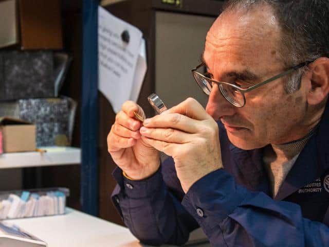 monedas Israel: encontraron cuatro monedas de oro de hace más de 1000 años en un jarrón enterrado Israel: encontraron cuatro monedas de oro de hace más de 1000 años en un jarrón enterrado