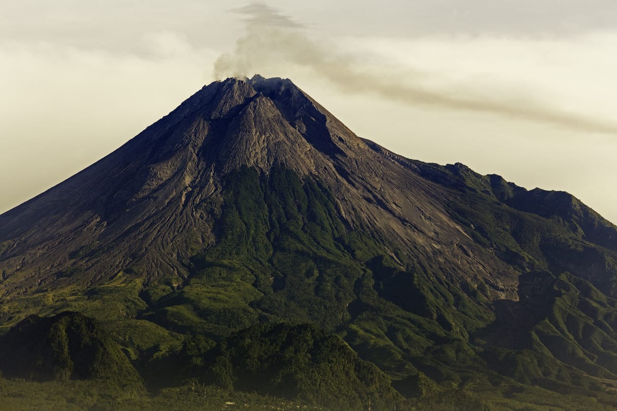 Indonesia: evacuaron a unas 500 personas por riesgo de erupción de uno de sus volcanes más activos