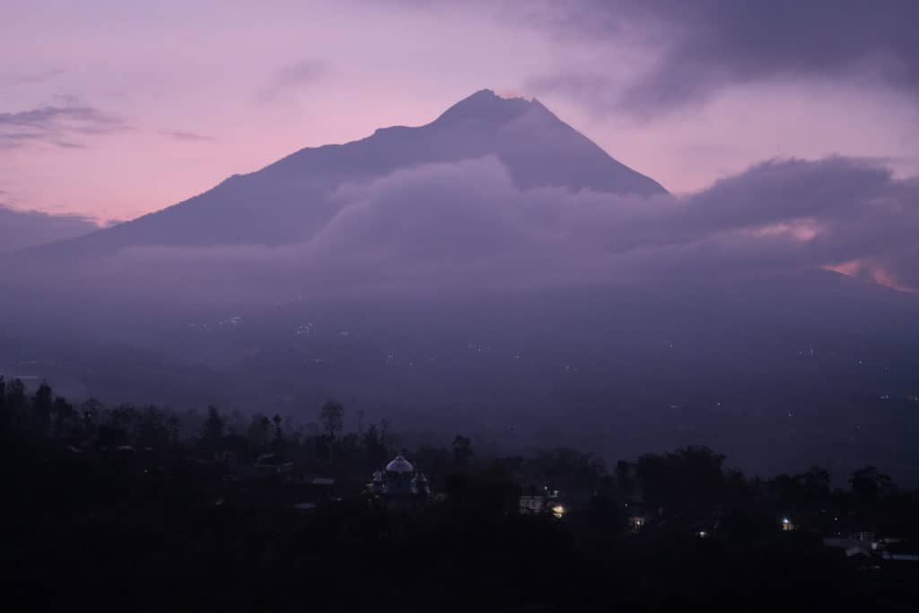 Indonesia: evacuaron a unas 500 personas por riesgo de erupción de uno de sus volcanes más activos