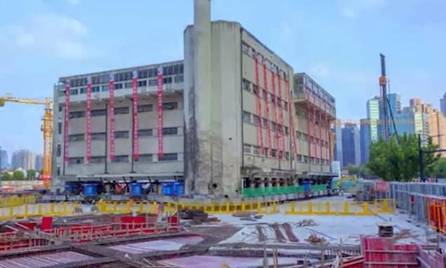 En Shanghái lograron que el edificio de una escuela primaria 'caminara' utilizando patas mecánicas