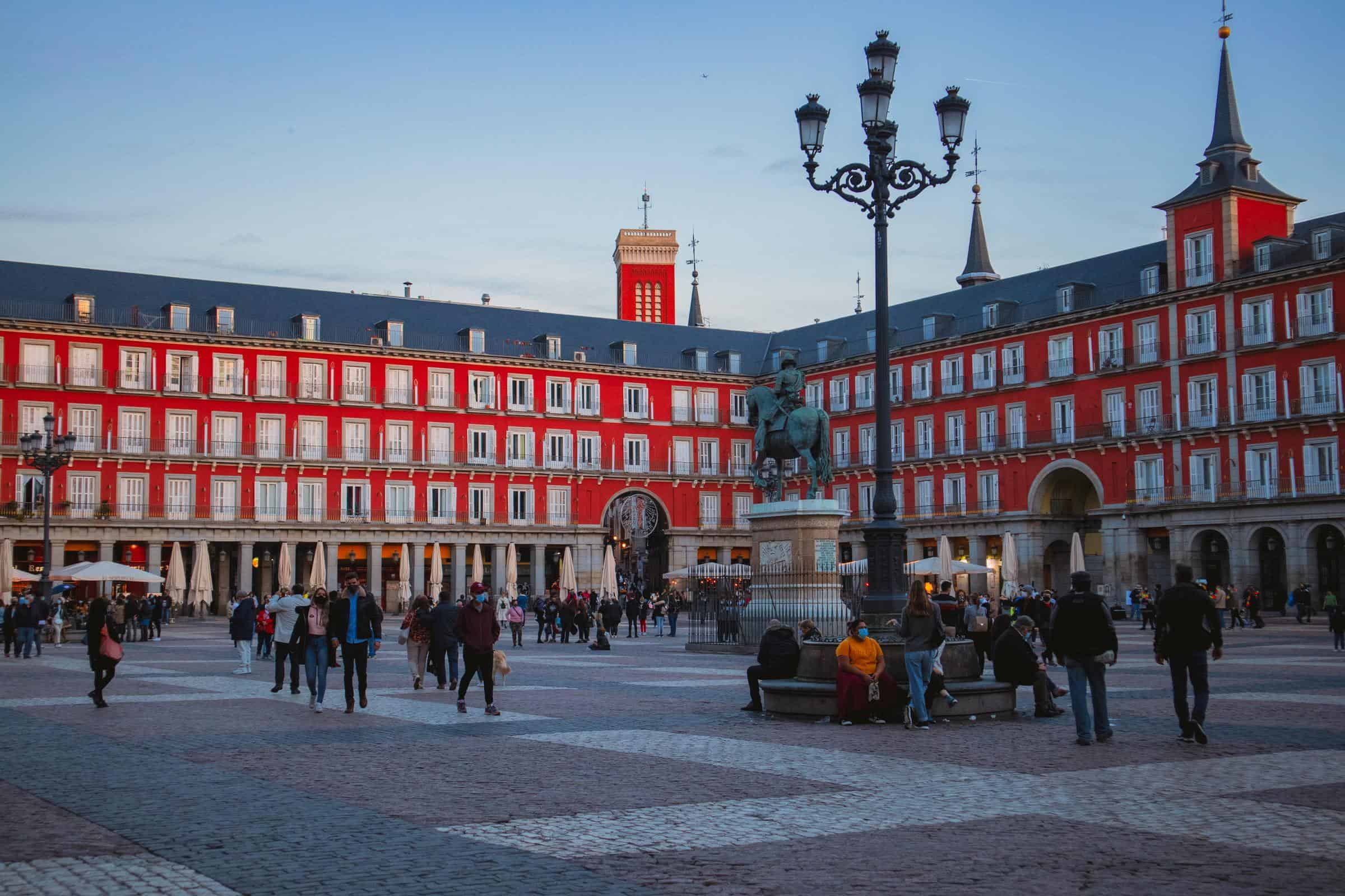 España reanuda cuarentena obligatoria para viajeros de Argentina y Colombia