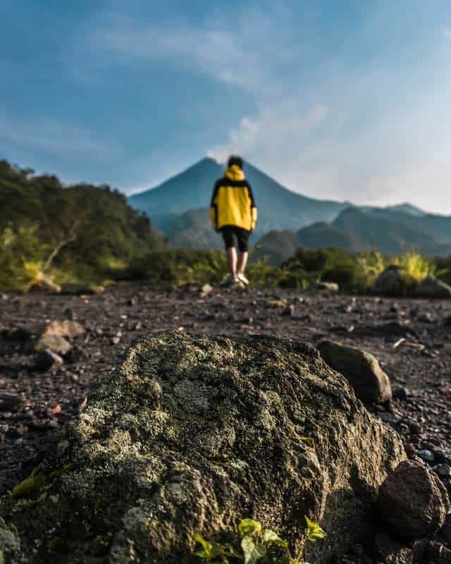 image volcanes activos que se pueden visitar robbyansyah dewantoro 25Dke8eU wA unsplash 1