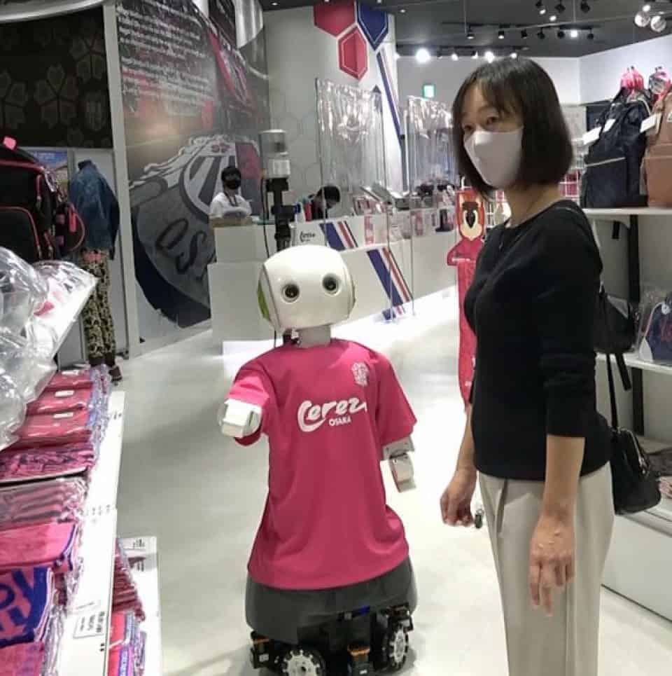 Japón: un negocio de Osaka cuenta con su propio robot que se encarga de pedir a los clientes que usen mascarilla y que cumplan con la distancia social