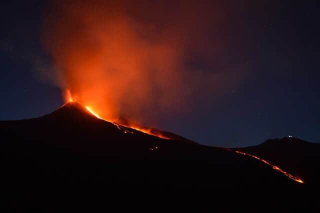 image volcanes activos que se pueden visitar shawn appel FBAIKjVLHag unsplash 1