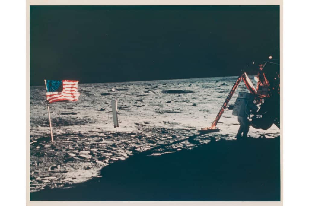 Subastan la primera selfie sacada en el espacio y la única imagen de Neil Armstrong en la luna