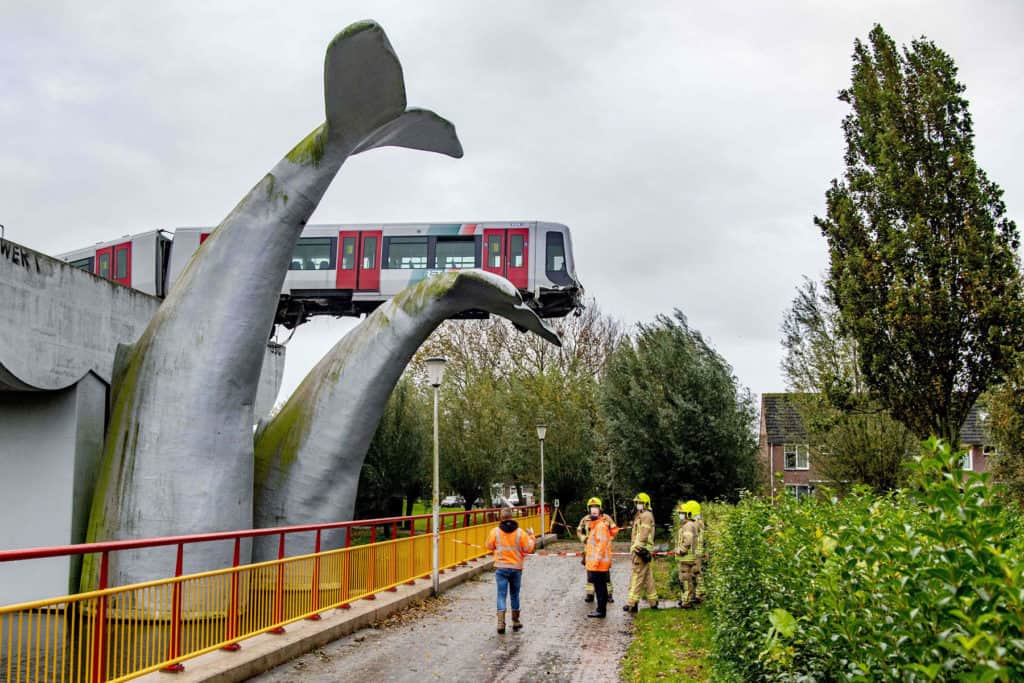 La escultura de una cola de ballena evitó la caída de un tren fuera de control en Róterdam