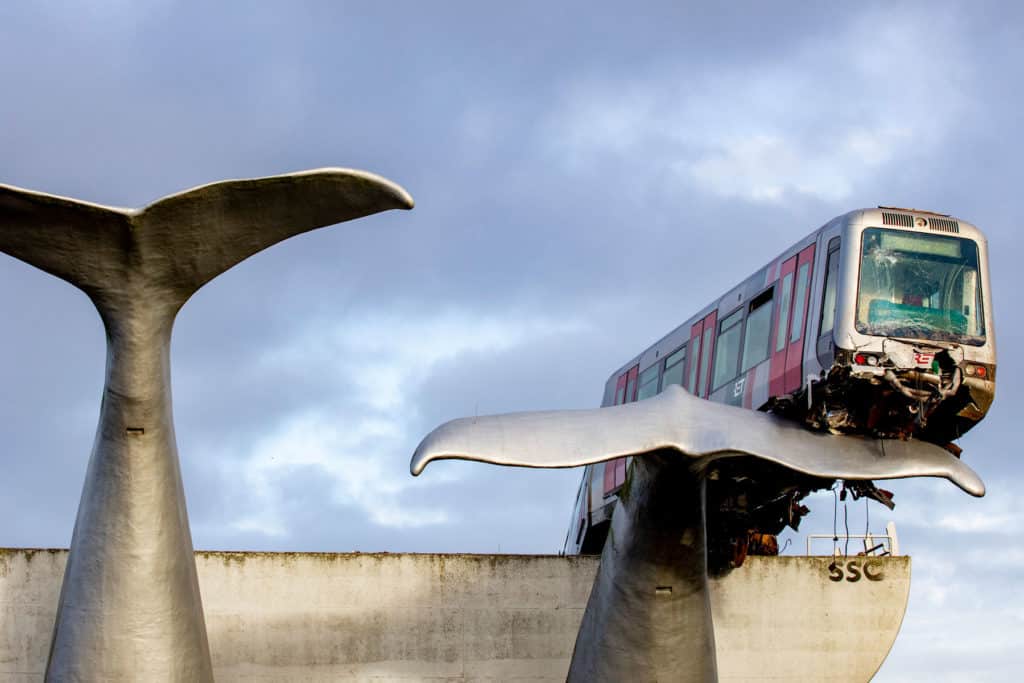 La escultura de una cola de ballena evitó la caída de un tren fuera de control en Róterdam