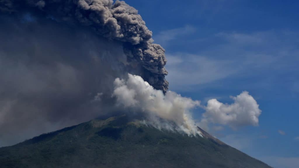 Indonesia: entró en erupción el volcán Lewotolo y generó la evacuación de casi 3000 personas