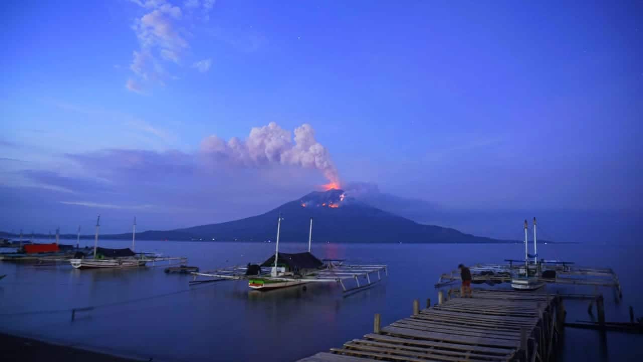 Indonesia: entró en erupción el volcán Lewotolo y generó la evacuación de casi 3000 personas