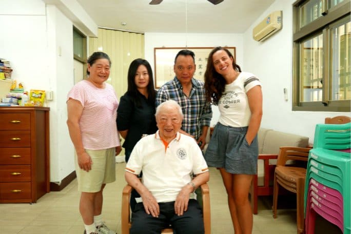 Un hombre de 105 años rompió el récord mundial y se convirtió en la persona más grande en hacer parapente en tándem