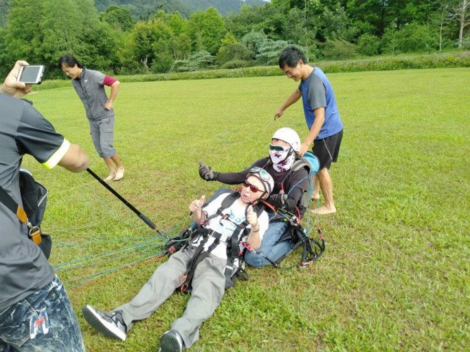 Un hombre de 105 años rompió el récord mundial y se convirtió en la persona más grande en hacer parapente en tándem