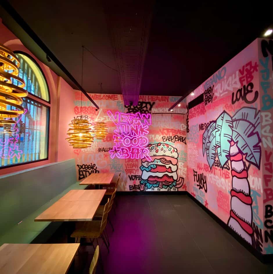 image comida rápida vegana Barcelona inaugura su primer restaurante de comida rapida vegana con una ambientacion urbana que causara furor entre los visitantes 4