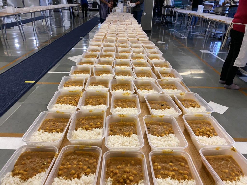 nueva cepa de COVID-19 Voluntarios preparan 6.000 comidas para camioneros varados por las restricciones impuestas en Francia tras nueva cepa de COVID-19 en Reino Unido Voluntarios preparan 6.000 comidas para camioneros varados por las restricciones impuestas en Francia tras nueva cepa de COVID-19 en Reino Unido