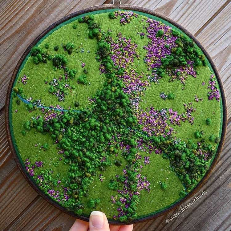 Estos bordados 3D de paisajes capturan coloridas vistas aéreas de las zonas rurales de Inglaterra