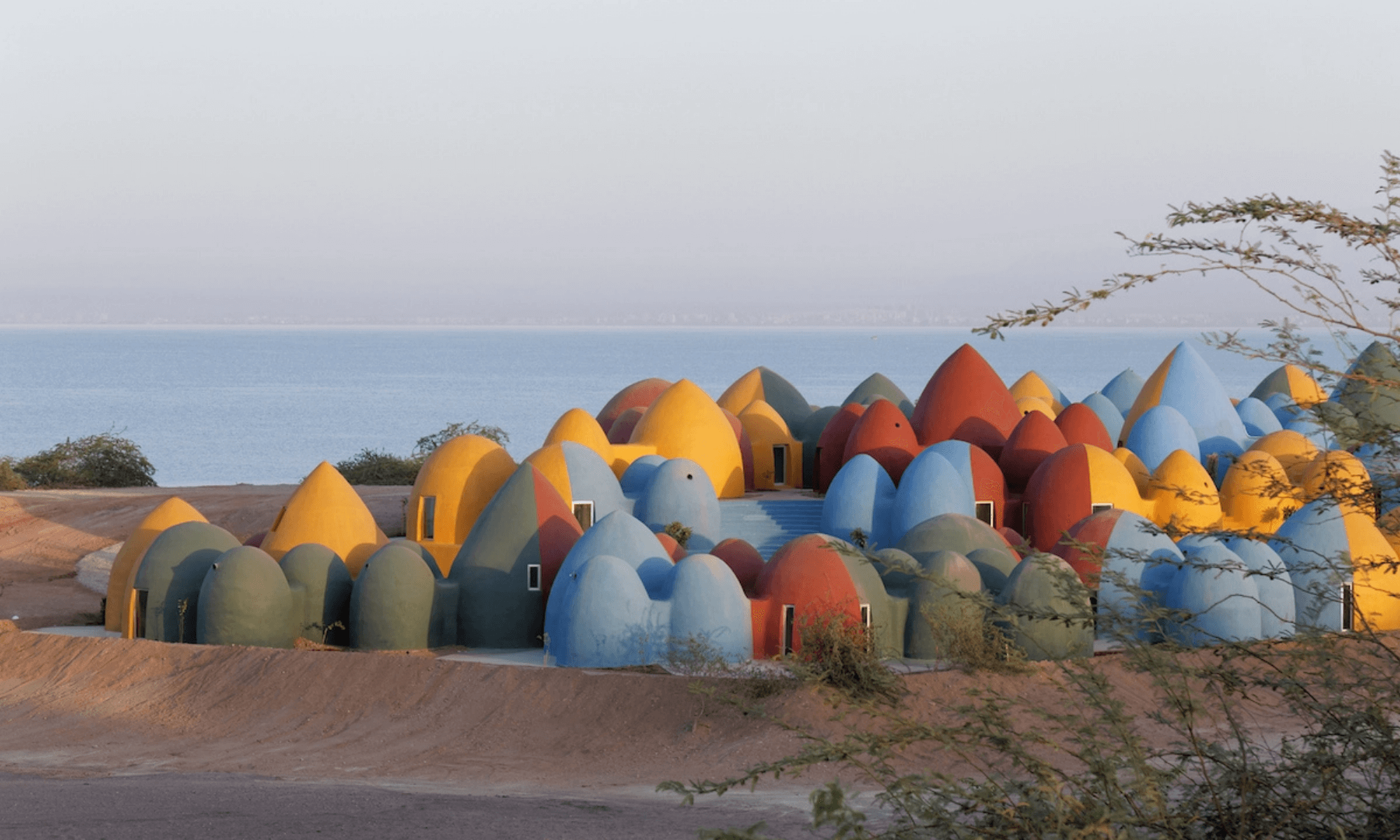 Irán Arquitectos diseñan en la isla de Ormuz un pequeño asentamiento formado por domos multicolores para revitalizar la economía local 1