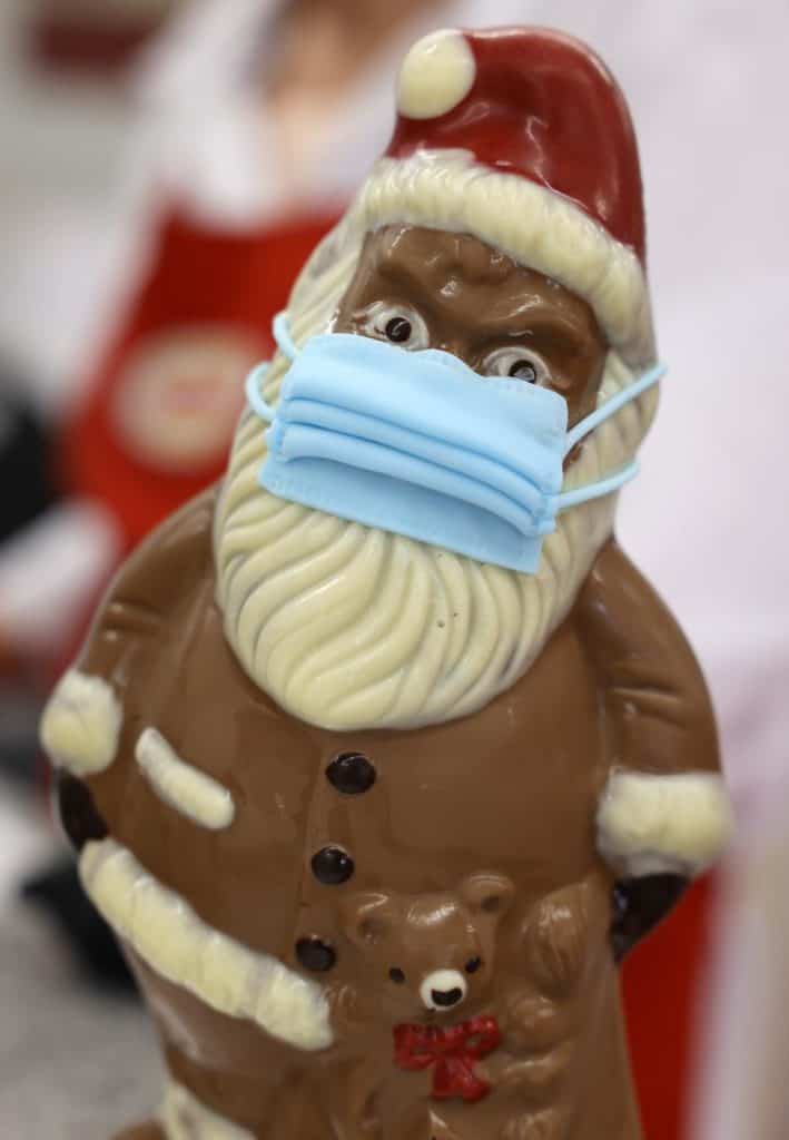 image empresa chocolatera Una empresa chocolatera comenzo la produccion de las tipicas figuras de chocolate de Papa Noel con mascarillas 5