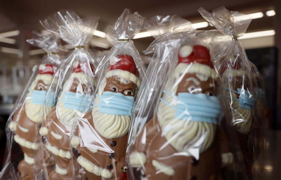 image empresa chocolatera Una empresa chocolatera comenzo la produccion de las tipicas figuras de chocolate de Papa Noel con mascarillas 6