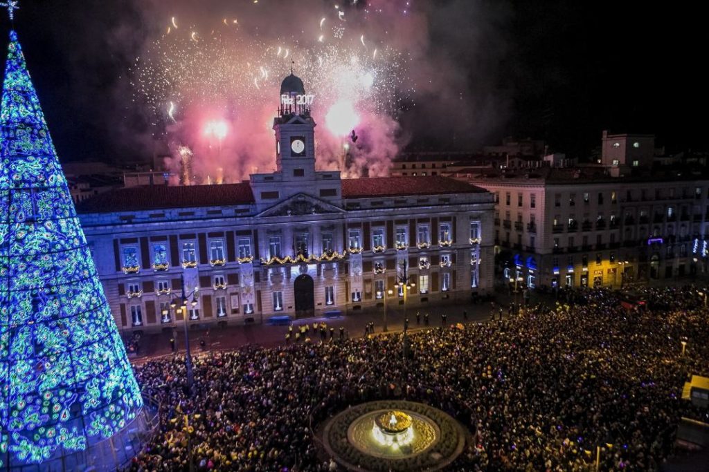 El ritual de las 12 uvas antes de brindar con champagne: Así es como se celebra el Año Nuevo en España