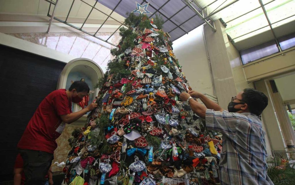 Una iglesia de Indonesia decoró su árbol de Navidad con mascarillas para generar conciencia sobre el COVID-19