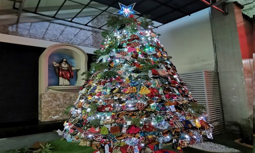 Una iglesia de Indonesia decoró su árbol de Navidad con mascarillas para generar conciencia sobre el COVID-19