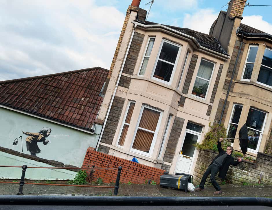 Bansky sorprende con nueva obra en Inglaterra: un estornudo en la calle más empinada de la ciudad de Bristol crea un efecto óptico insuperable en tiempos de pandemia