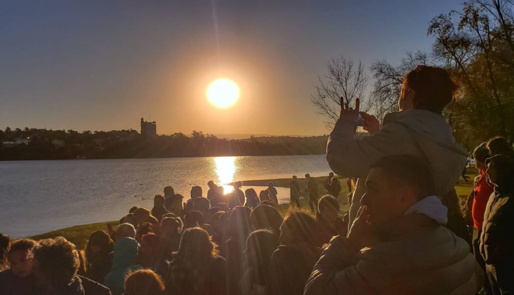 Llega "Aurora del eclipse", un festival de música arte y conciencia promovido por Mendoza, Buenos Aires, Córdoba y Río Negro para disfrutar del eclipse solar