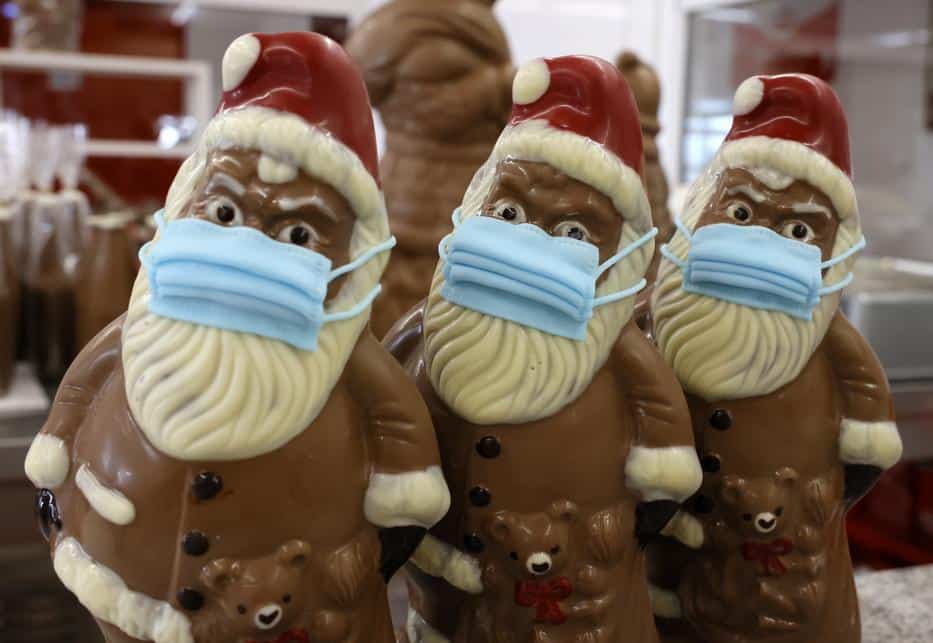 [FOTOS] Una empresa chocolatera comenzó la producción de las típicas figuras de Papá Noel en chocolate... ¡con mascarillas!