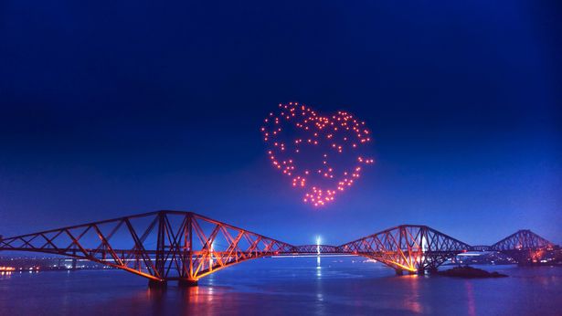 El cielo de Escocia se iluminó para la celebración virtual de Hogmanay, el último día del año