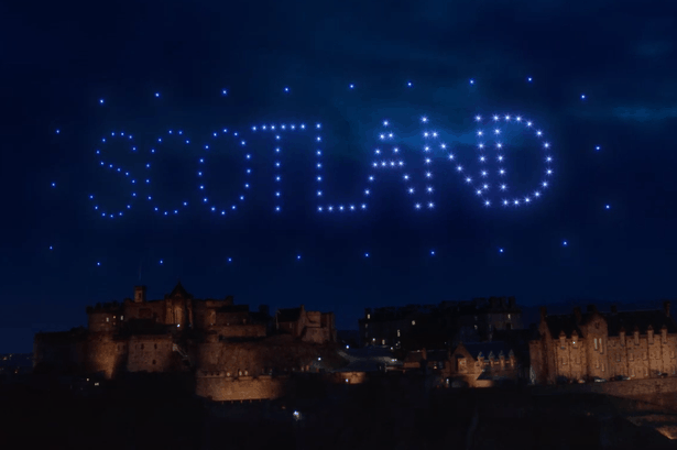 El cielo de Escocia se iluminó para la celebración virtual de Hogmanay, el último día del año