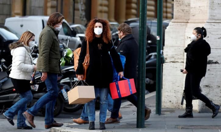 Italia aplica un nuevo confinamiento a tiempo para las fiestas para frenar la cantidad de contagios de COVID-19