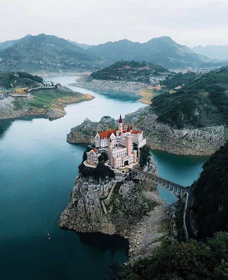 Por 30 euros puedes dormir en Jilong Castle, un castillo de princesa de Disney situado en el suroeste de China 