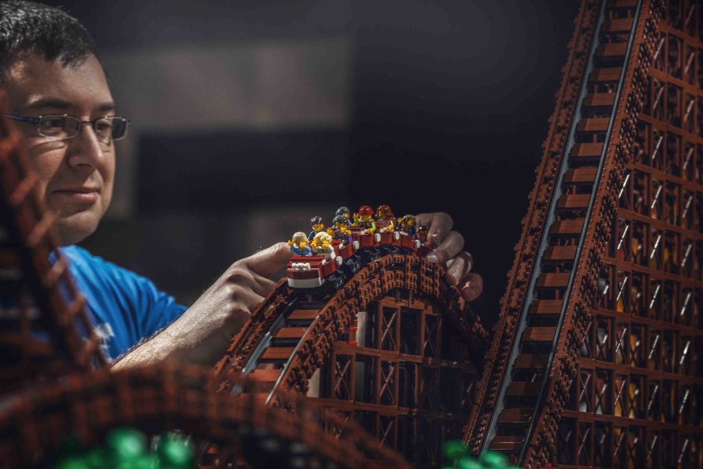 Artista crea la montaña rusa de madera de LEGO más grande del mundo con 90.000 piezas 