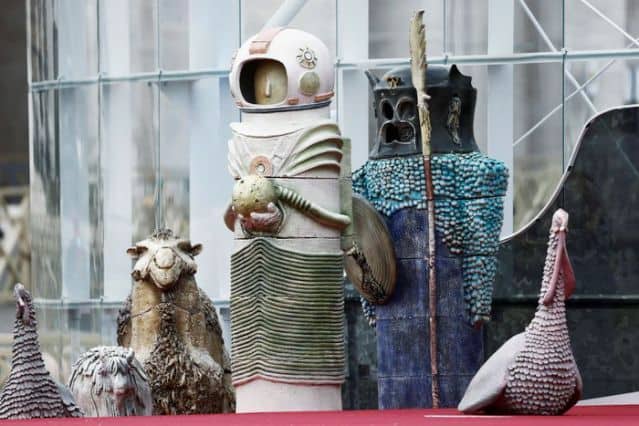 La figura de un astronauta incluida en un pesebre navideño en exhibición en la Plaza de San Pedro en el Vaticano.