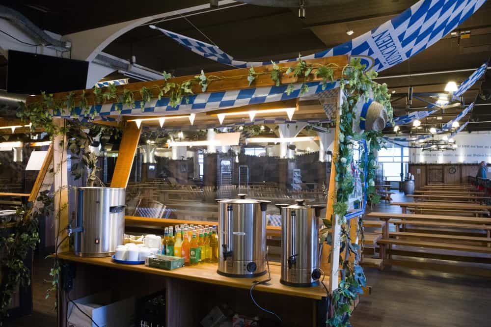 El restaurante más grande Berlín abrió sus puertas para refugiar a personas que viven en las calles