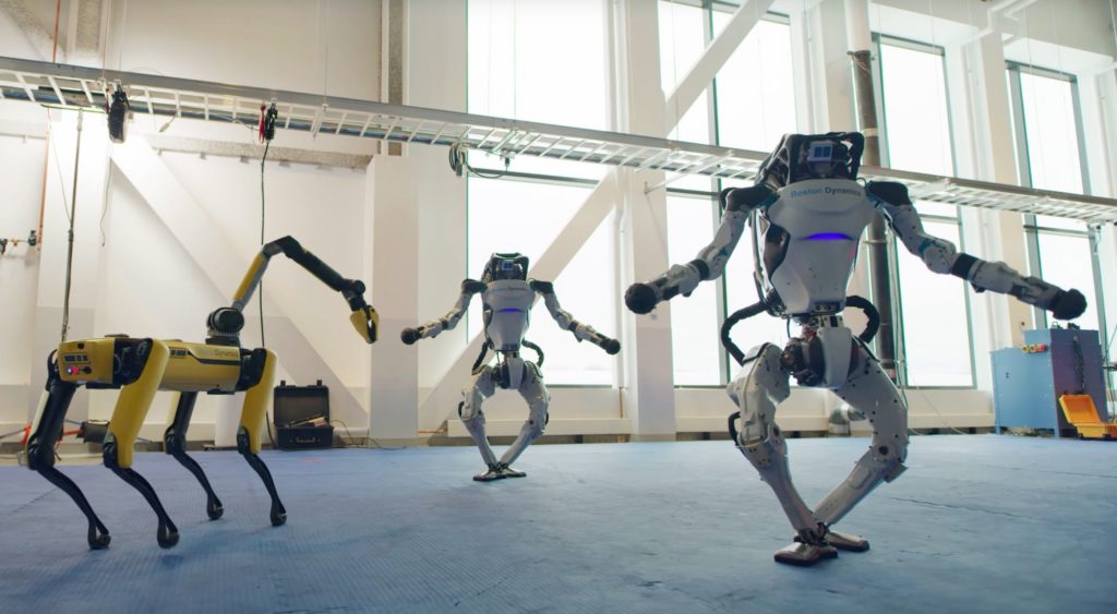 Esta compañía despide el año con sus robots moviéndose en la pista de baile con una gran coreografía