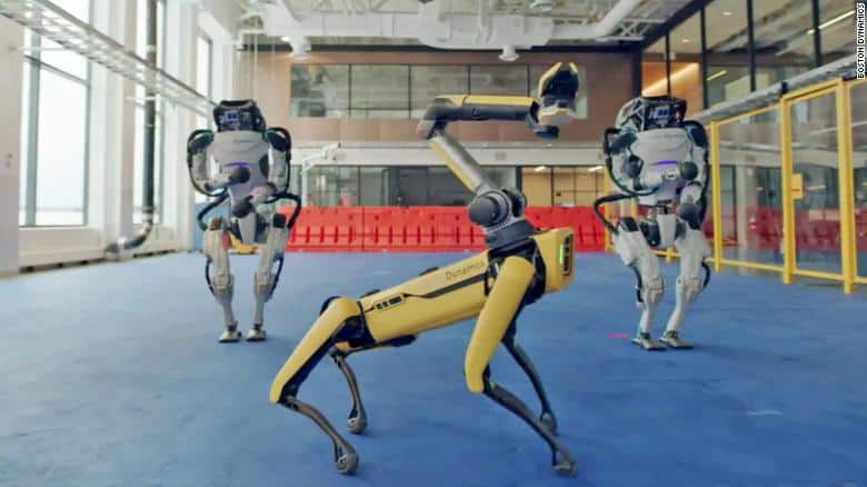 Esta compañía despide el año con sus robots moviéndose en la pista de baile con una gran coreografía