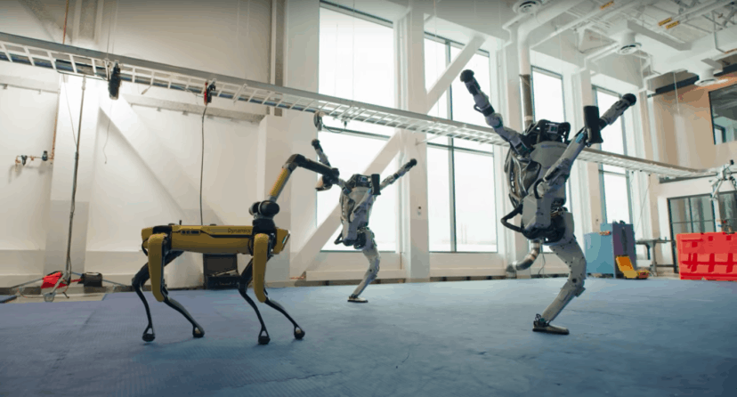 Esta compañía despide el año con sus robots moviéndose en la pista de baile con una gran coreografía