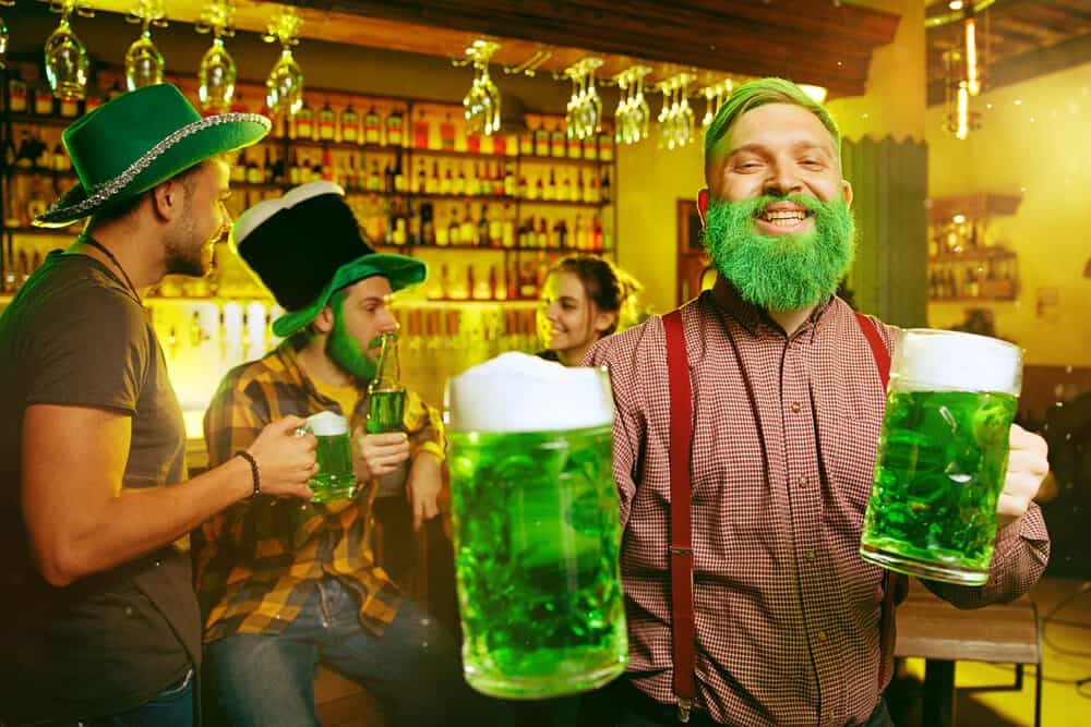 image celebrar san patricio saint patrick s day party happy friends is celebrating and drinking green beer young men and women wearing green hats pub interior 1 1 1