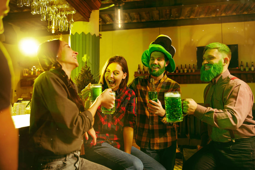image destinos de asia para viajar en familia saint patrick s day party happy friends is celebrating and drinking green beer young men and women wearing green hats pub interior 2 2 1 1