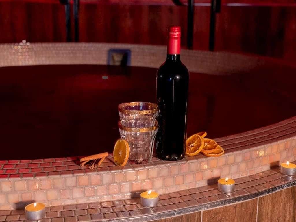 Un spa en Inglaterra estrena el primer jacuzzi con vino caliente del mundo