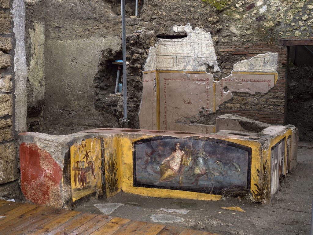 Descubrieron un termopolio bajo las cenizas de Pompeya, sería el equivalente a un restaurante de comida rápida actual