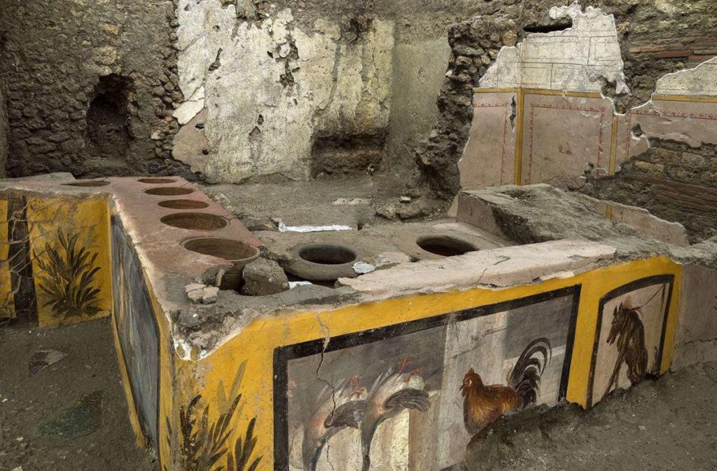 Descubrieron un termopolio bajo las cenizas de Pompeya, sería el equivalente a un restaurante de comida rápida actual