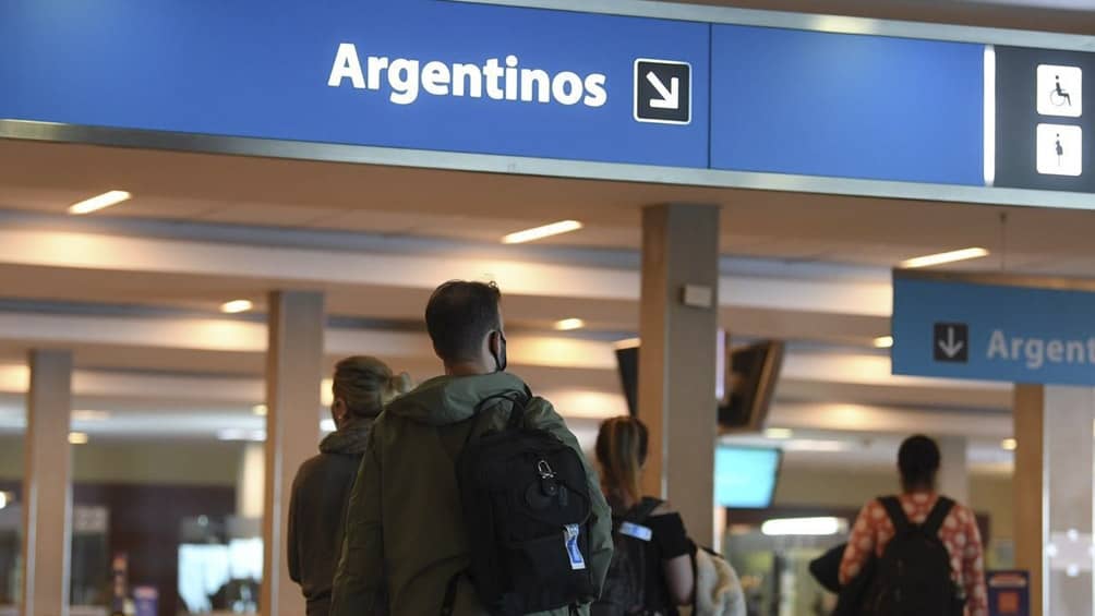 Argentina suspende vuelos a Gran Bretaña y analiza restringir viajes a Brasil tras un rebrote de casos de COVID-19